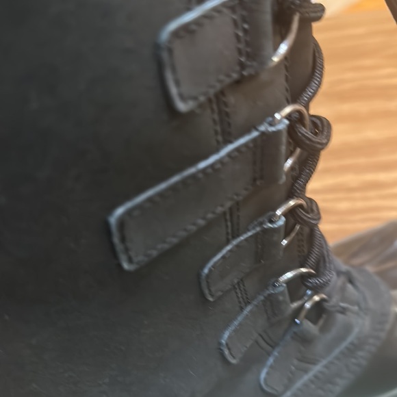 Kamik boots Black waterproof fake fur/Lace up - Size 8 EUC - Picture 13 of 14